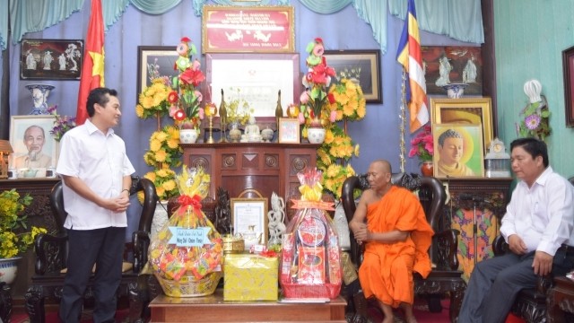 Voeux aux Khmers de Tra Vinh à l’occasion du Chol Chnam Thmay  - ảnh 1